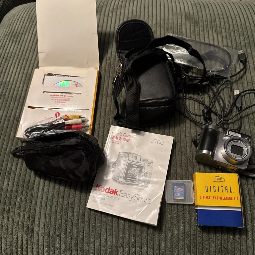 Kodak Digital Camera EasyShare Z700 4.0MP Silver Tested Case Cords